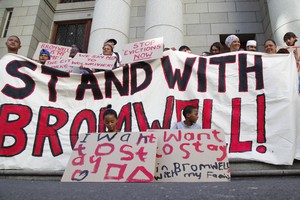 Photo of Bromwell Street residents outside the WC High Court