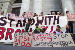 Photo of Bromwell Street residents outside the WC High Court