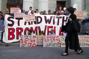 Photo of Bromwell Street residents outside the WC High Court