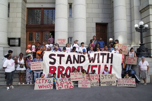 Photo of Bromwell Street residents outside the WC High Court