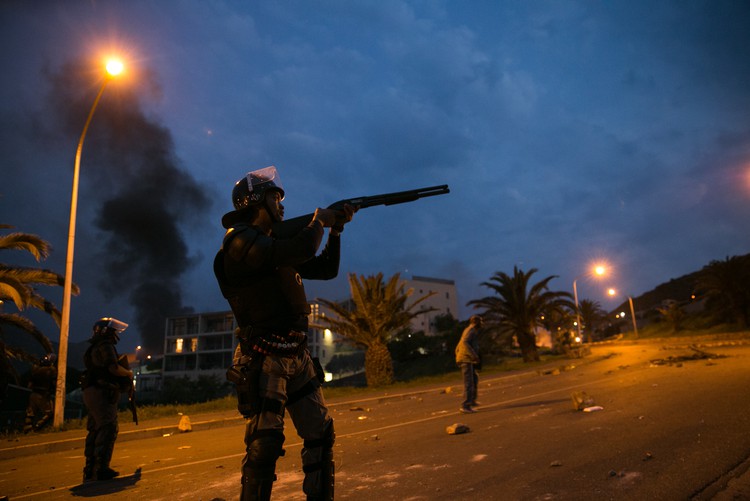 Photo of police with rifles