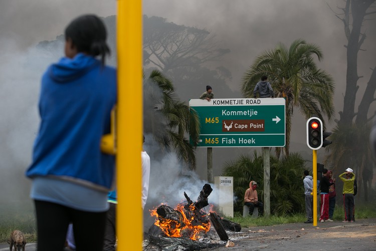 Picture of protesters in Kommetjie Road