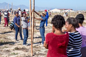 Photo of land occupiers erecting shacks