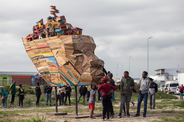 Youth from Vrygrond build a sculpture titled \"Ubuntu\"