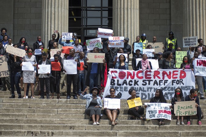 Photo of people protesting outside Wits University\'s Great Hall