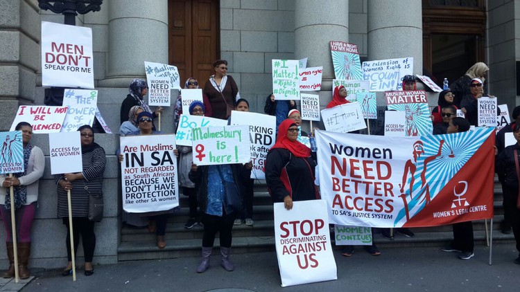 Photo of demonstrators outside court