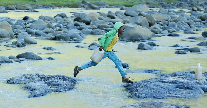 Ongezile steps effortlessly between rocks.