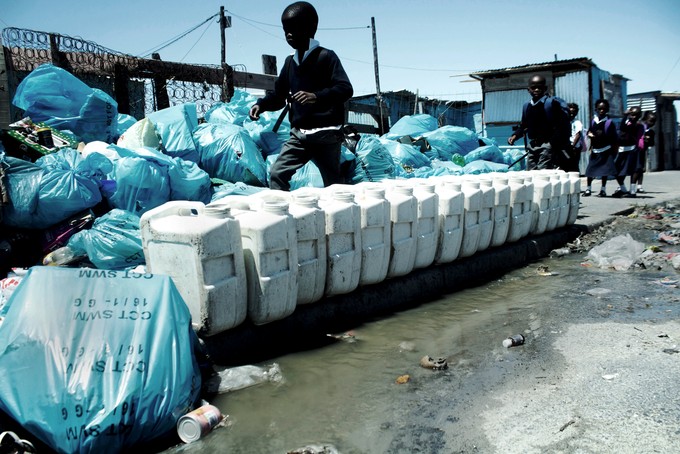 Photo of school kids next to rubbish