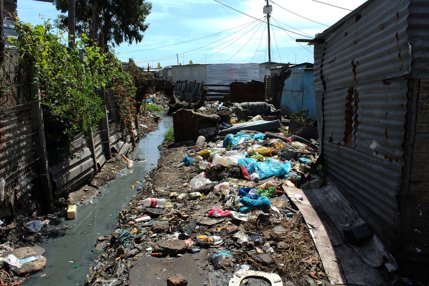 Photo of rubbish in ditch