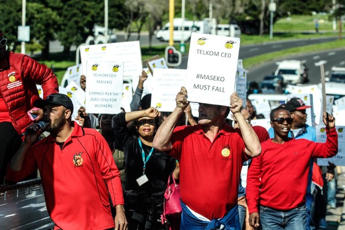 Photo of striking workers