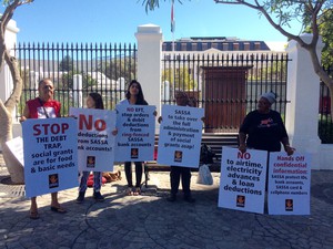 Photo of picket outside parliament