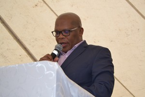 Xola Pakati addresses meeting