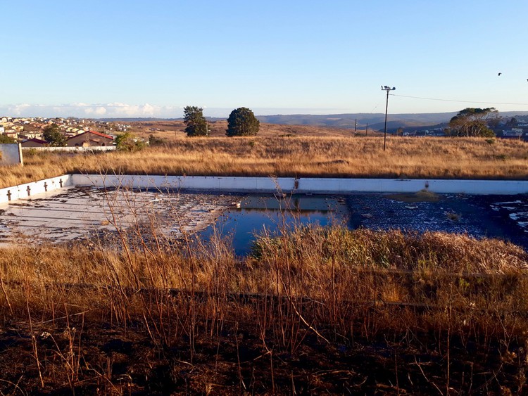 Photo of a empty swimming pool