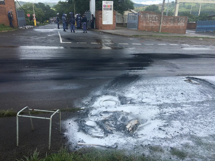 Photo of police at entrance gates