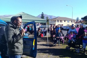 Photo of group outside Steenvilla