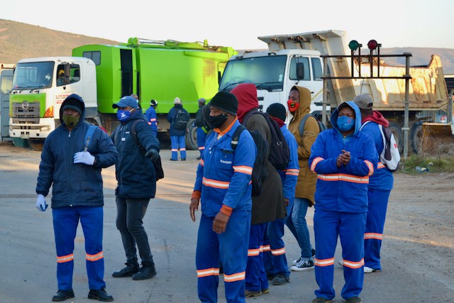 Photo of protesting garbage collectors