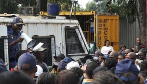 Photo of deputy police commissioner addressing residents in Nyanga