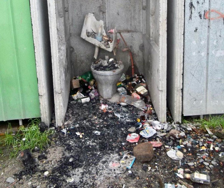 Photo of a broken dirty toilet