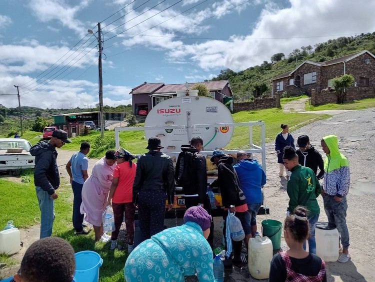 Photo of people collecting water from a tanker