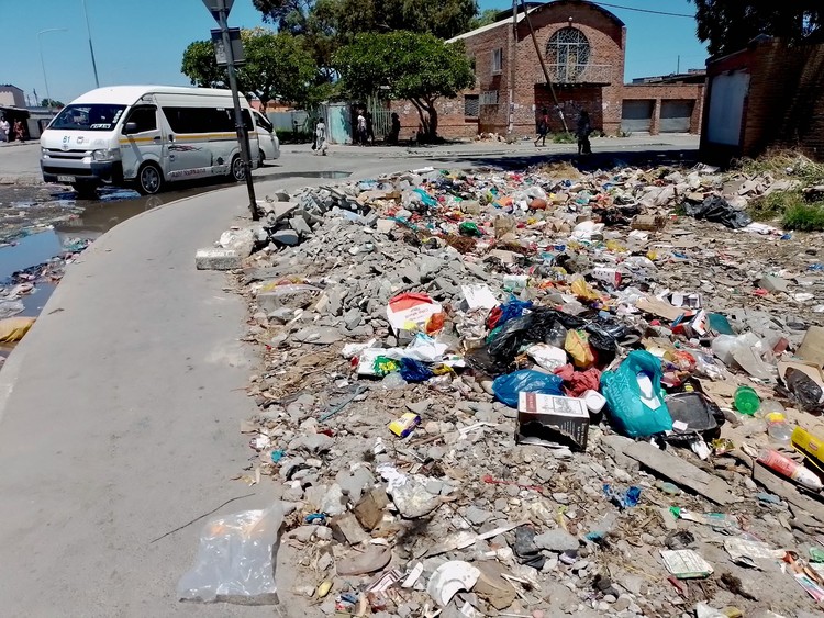 Photo of rubbish and a taxi