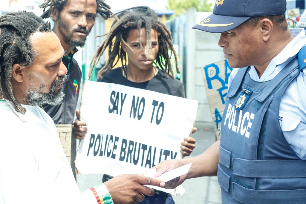 John Lesch hands over memo. Photo by Masixole Feni. 